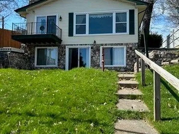 1115 Beach Dr, Lake Orion, MI 48360