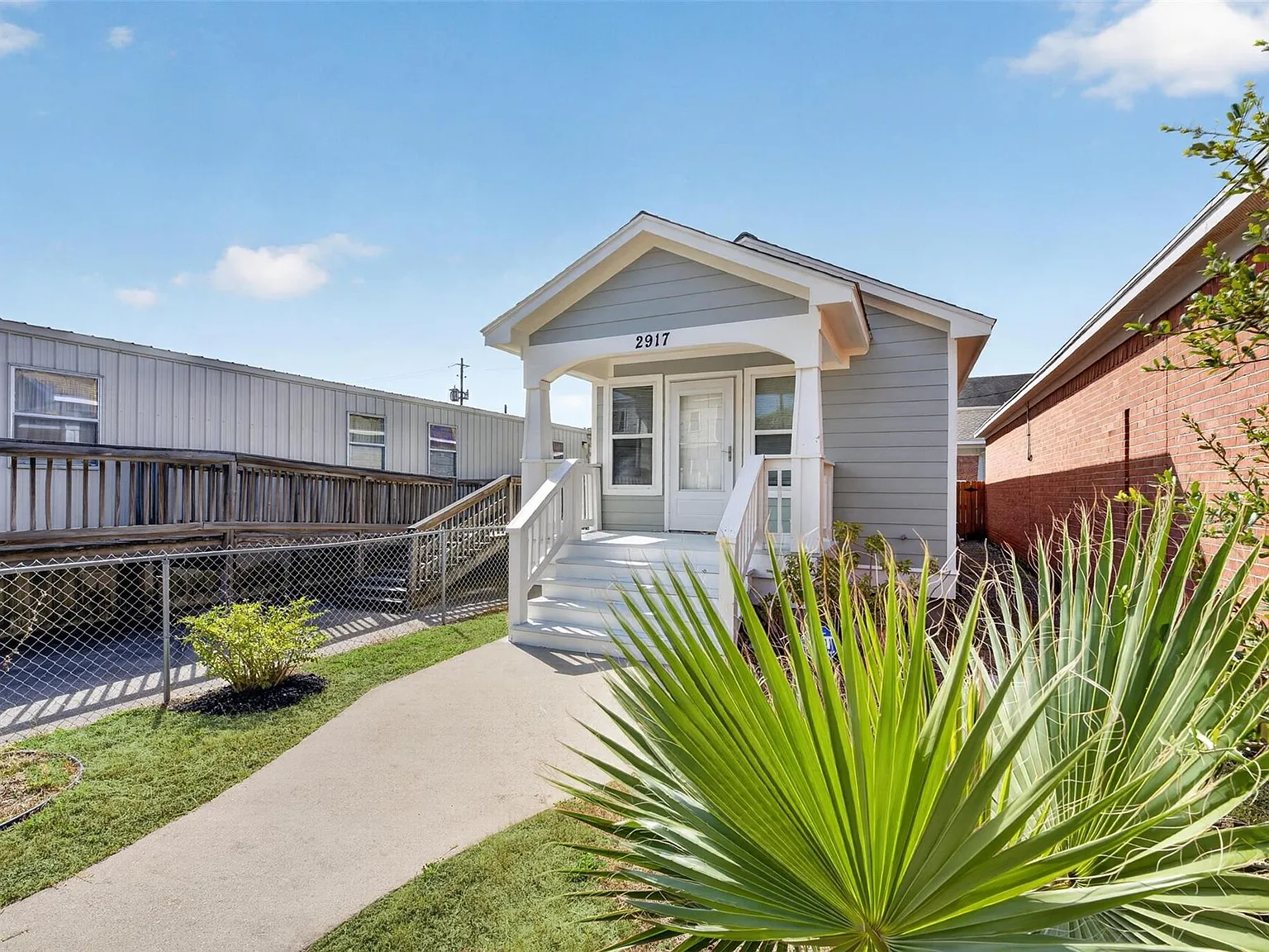 3 bed, 1.0 bath, 1404 sqft, $2,300 — Photo 3