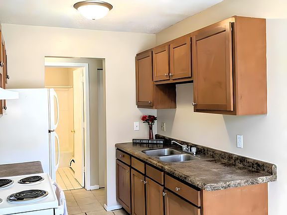 3rd image of 1067 Van Dyke St #104