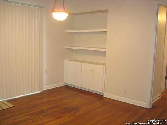 5th image of 343 Sprucewood Ln