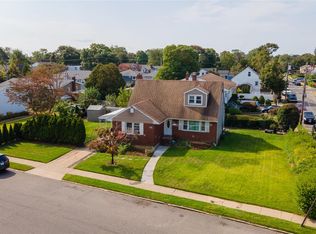 20 Hicksville Rd, Westbury, NY 11590