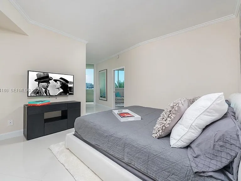 300 S Pointe Dr #706 — Photo 14