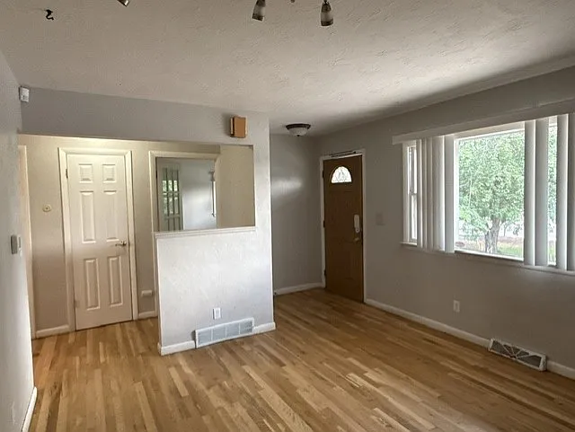 3 bed, 1100 sqft, $2,250 — Photo 2