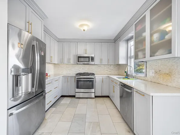 36 Brian Street, New Hyde Park, NY 11040