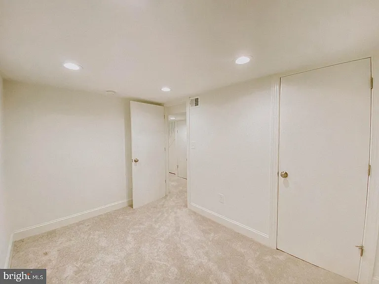 44 E Rosemont Ave — Photo 16