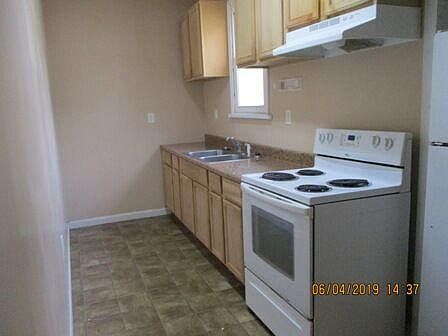 2nd image of 922 W 4th St