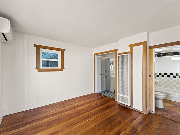 4th image of 2306 Duane St