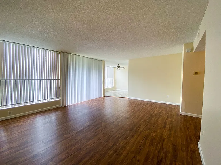 Sleepy Hollow Apartments — Photo 15