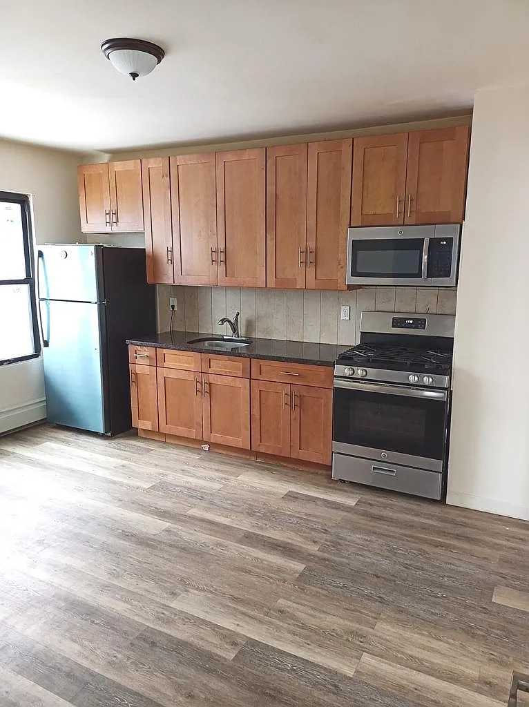 3 bed, 1308 sqft, $2,000 — Photo 2