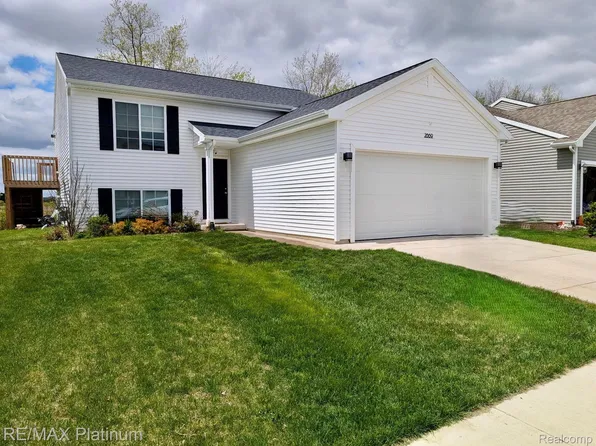 2869 Sycamore River Dr, Fowlerville, MI 48836