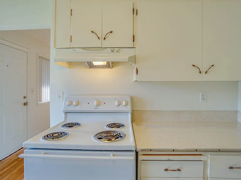 470 SE 12th Ave #5 — Photo 7