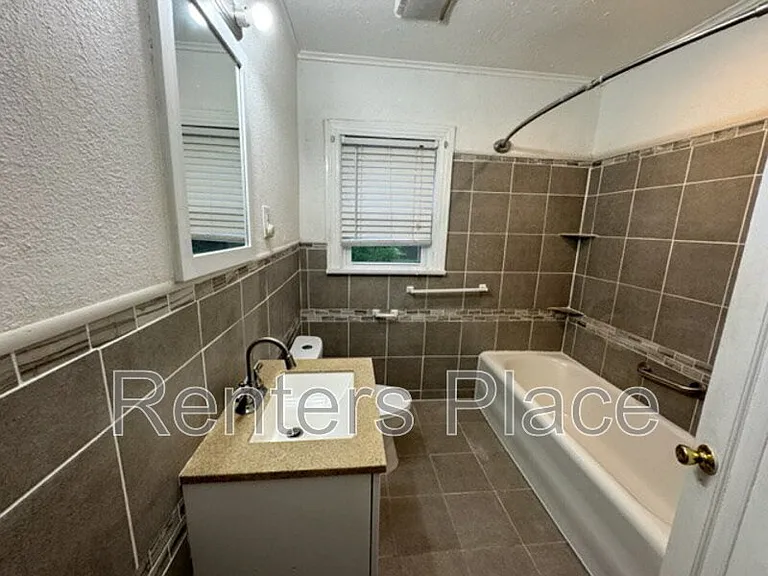 2233 N Denver Blvd — Photo 15