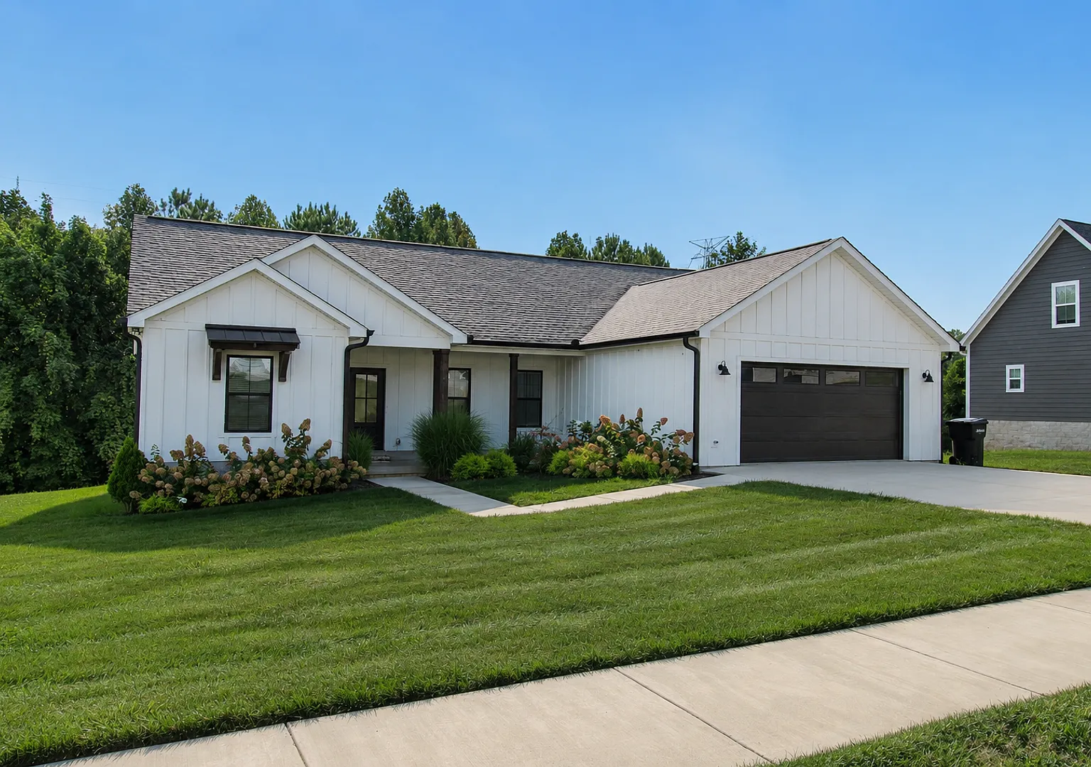 Modern Pet-Friendly Home with Two-Car Garage, Pool and Dog Park — Photo 1