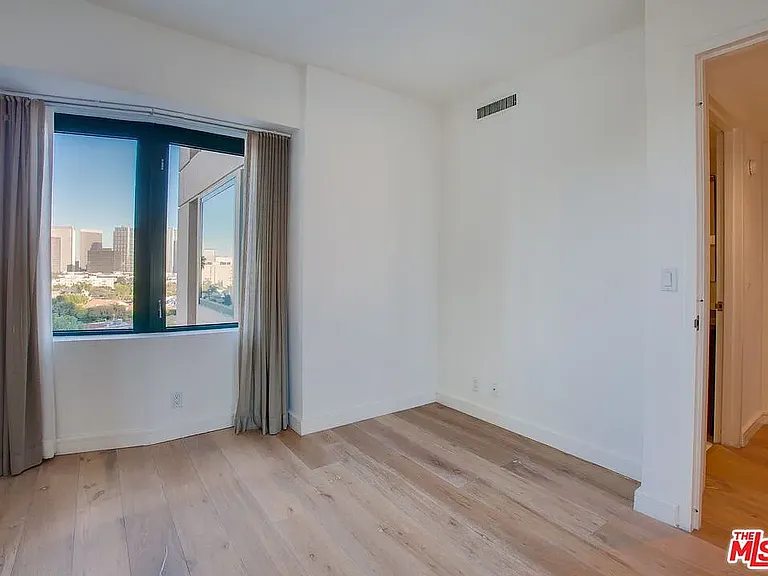 10520 Wilshire Blvd #1004 — Photo 16
