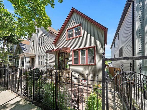 4th image of 2733 N Artesian Ave