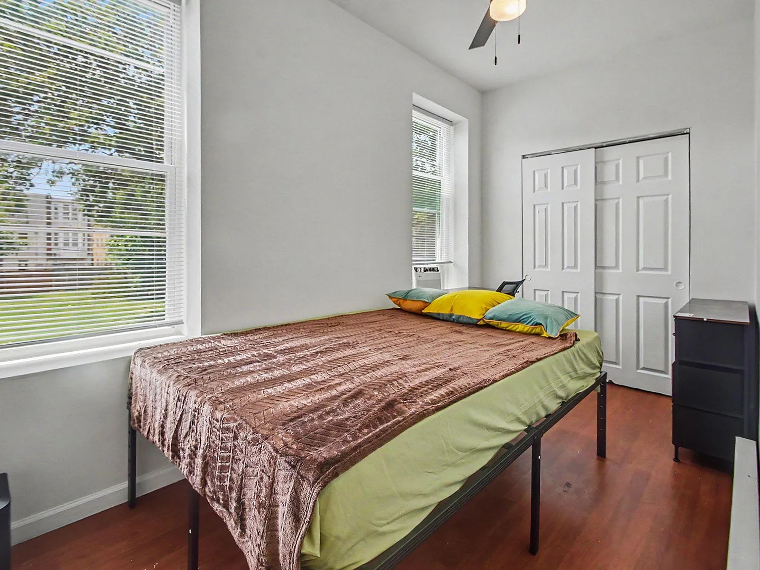3 bed, 1.0 bath, 2400 sqft, $910 — Photo 1