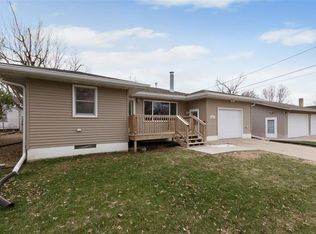 406 W 9th St, Vinton, IA 52349
