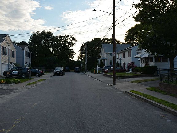 4th image of 104 Emmett St