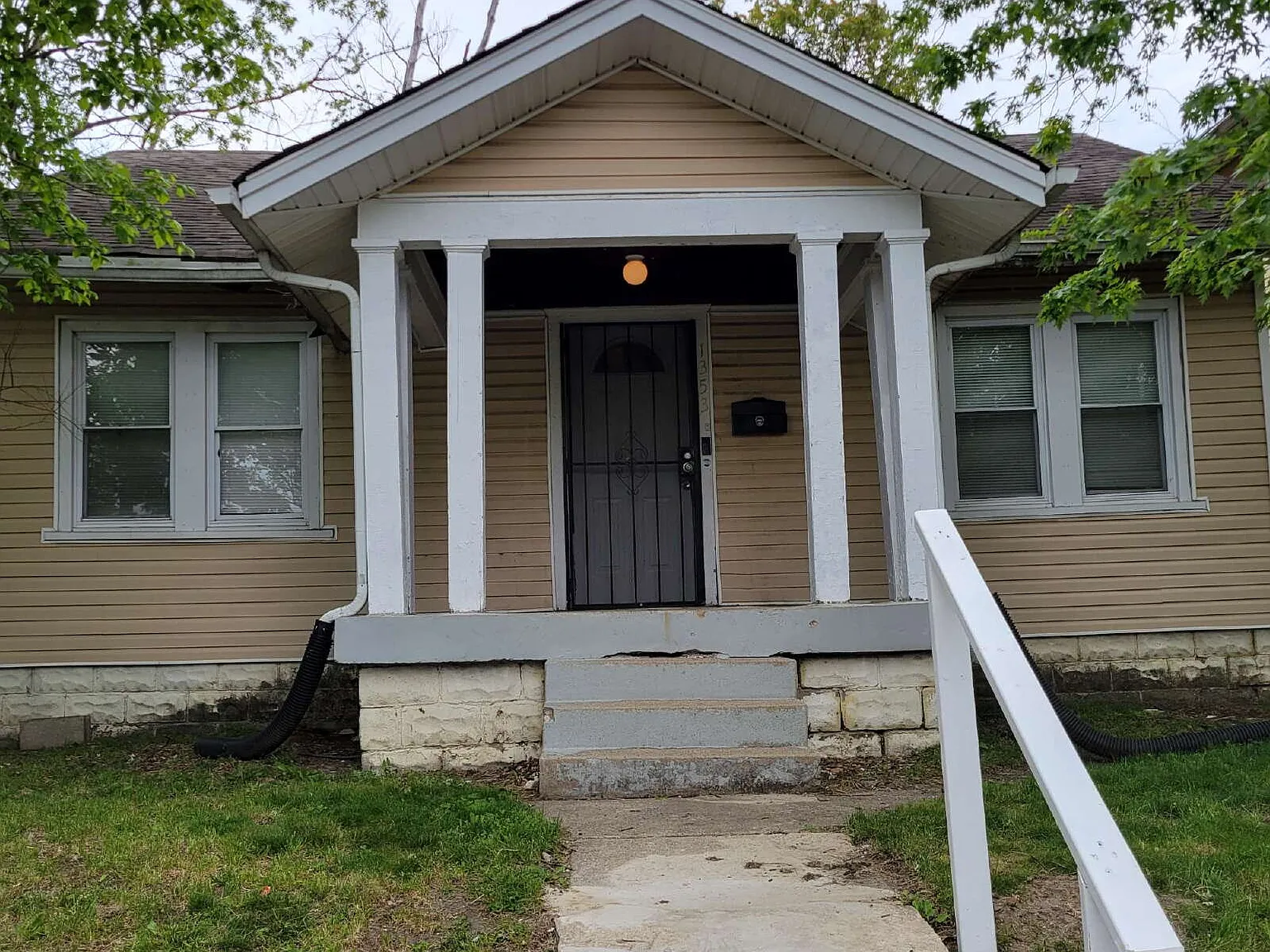3 bed, 1.0 bath, $850 — Photo 1