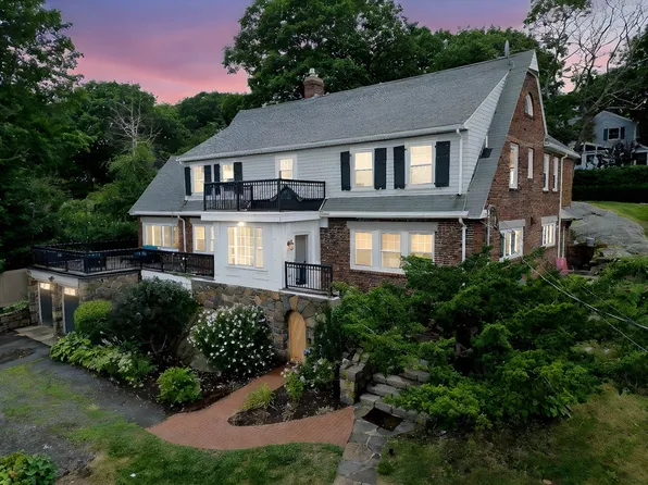 35 Beach Rd, Gloucester, MA 01930