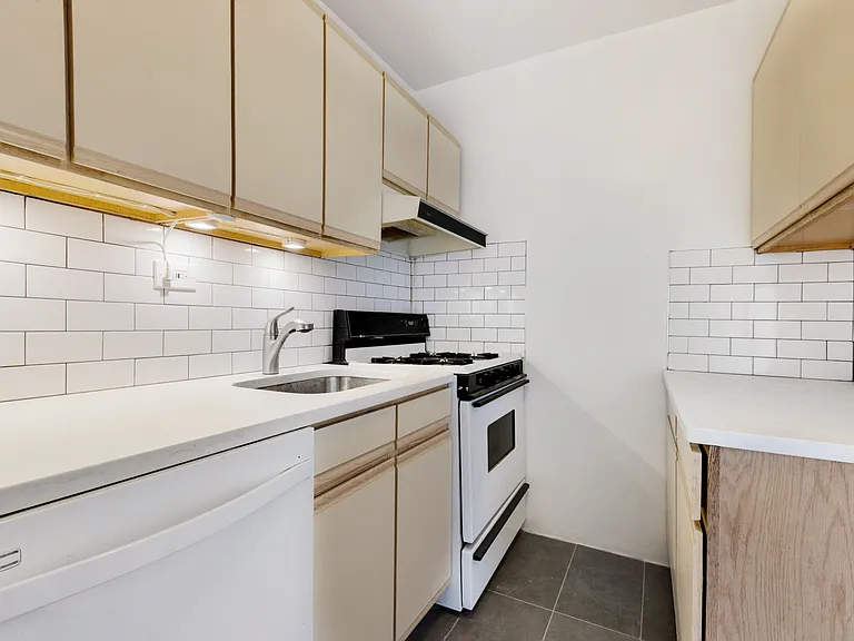 300 E 33rd St #21H — Photo 4