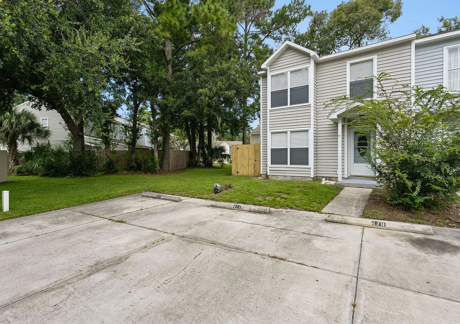 Newly Renovated 3 Bedroom End-Unit Townhome With Fenced Backyard! — Photo 2