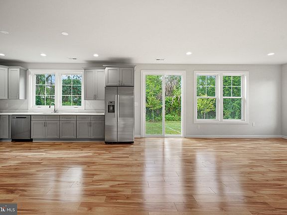 5th image of 8540 Woodlawn Ct