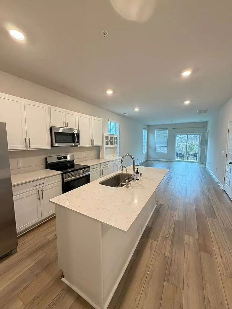 3 bed, 2.5 bath, 1729 sqft, $1,950 — Photo 4