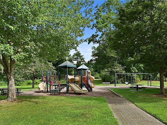 4th image of 2334 Hawthorne Dr