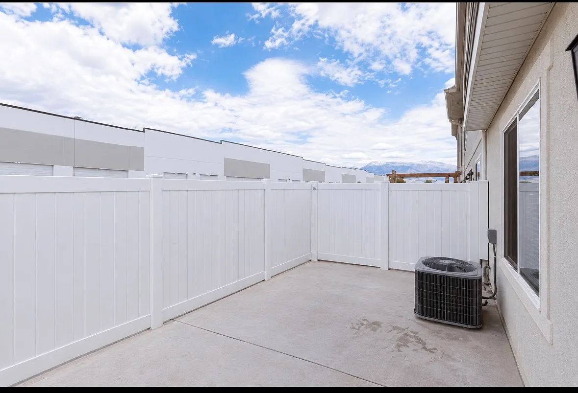 3 bed, 1323 sqft, $2,700 — Photo 4