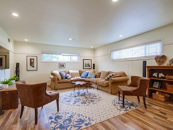 3rd image of 4434 Kamloop Ave