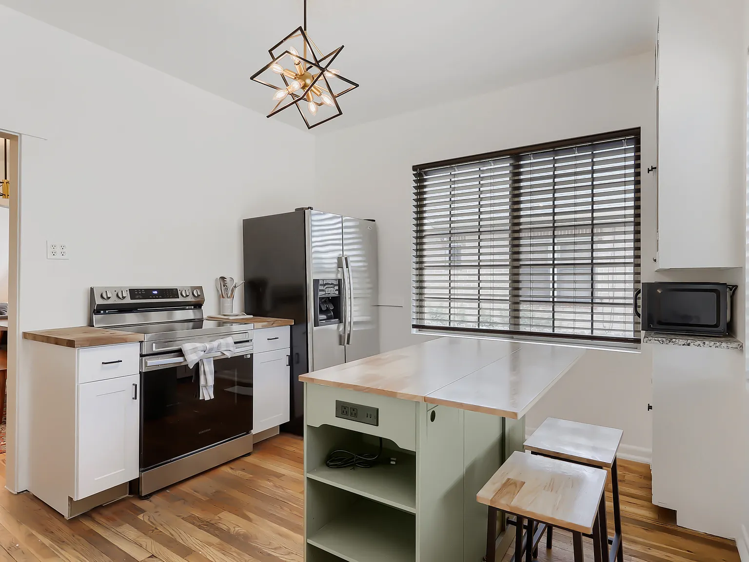 2 bed, 1331 sqft, $2,750 — Photo 2