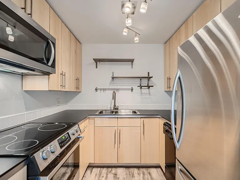 301 22nd Ave E #3A — Photo 3