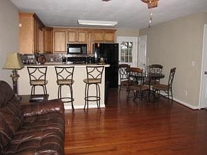 5th image of 241 Foxland Ave