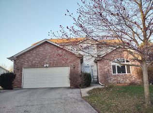 406 N Crooked Lake Ln, Lindenhurst, IL 60046