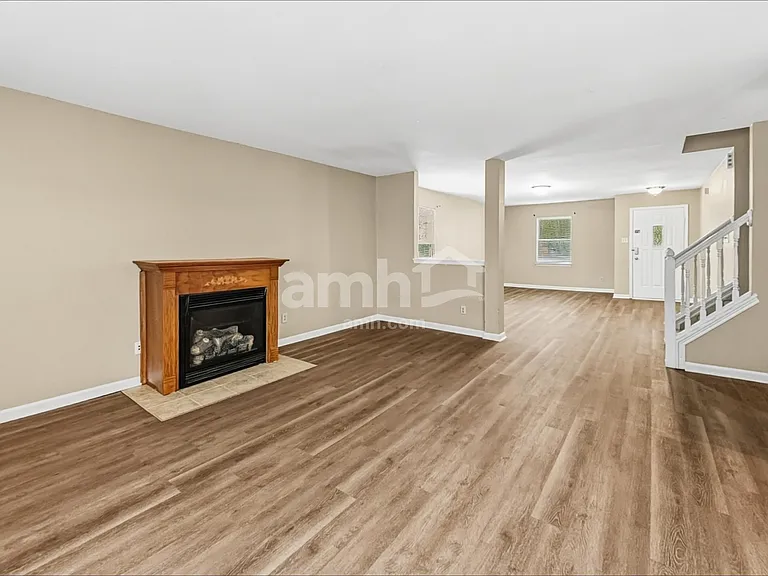 1909 Southernwood Ln — Photo 6