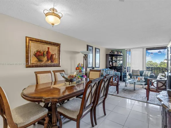 9686 Fontainebleau Blvd APT 409, Miami, FL 33172