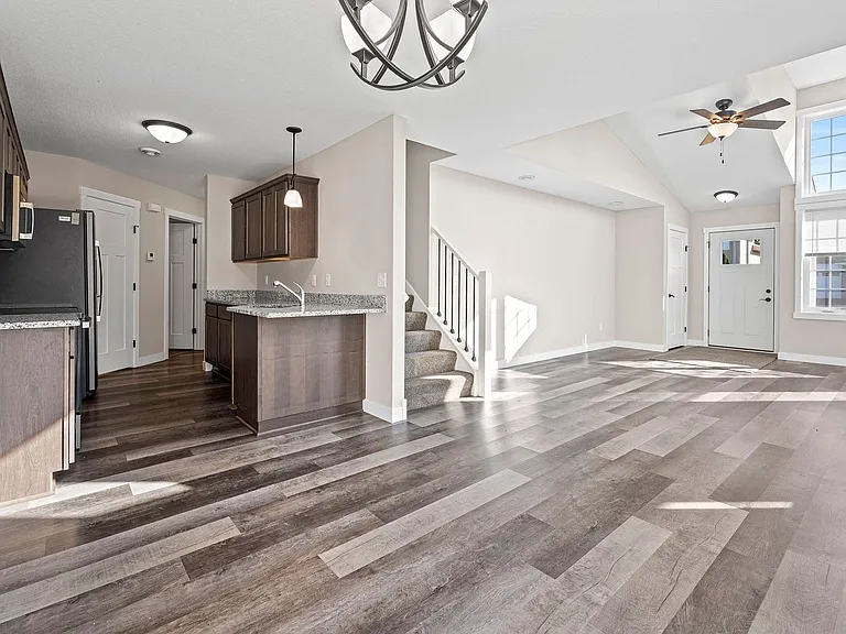 527 Meadow Ln — Photo 7