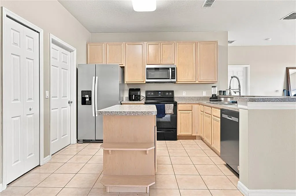 4 bed, 3.0 bath, 2262 sqft, $3,500 — Photo 4