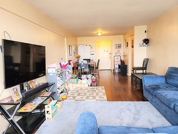 2nd image of 1200 E 53rd St APT 7V