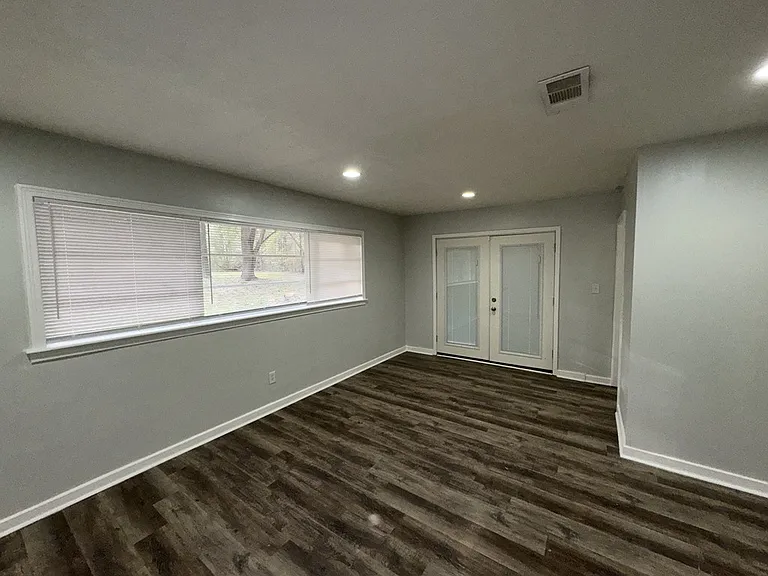 304 Colonial Cir — Photo 6