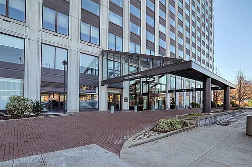 320 Fort Duquesne Blvd Photo 1