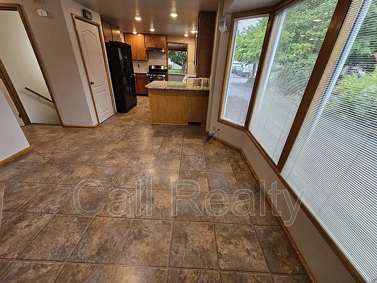 10401 E Valleyway Ave — Photo 6