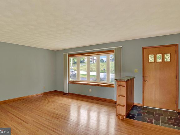 3rd image of 428 Lewisberry Rd