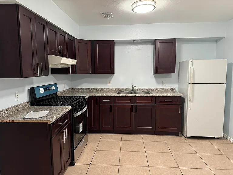 411 E Solidell St — Photo 4