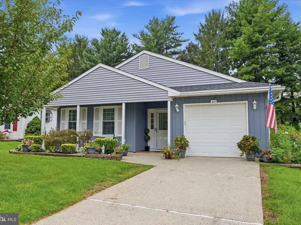 307 Hilltop Ln E, Columbus, NJ 08022