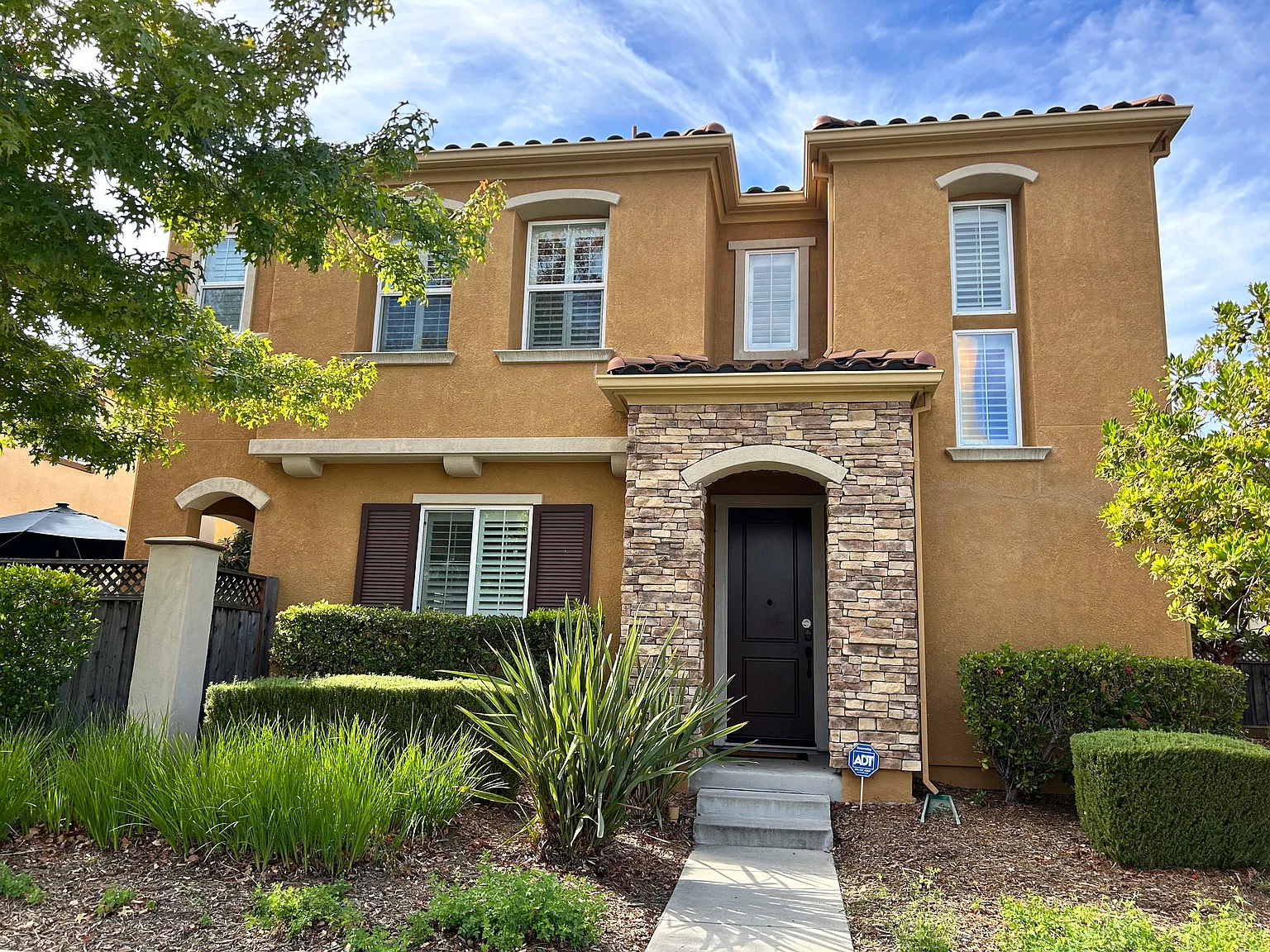 3 bed, 2.5 bath, 1811 sqft, $4,500 — Photo 1