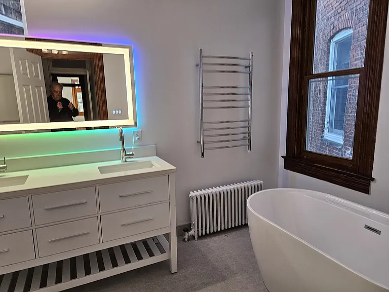 2nd floor suite: bathroom with mirror with variable colors.