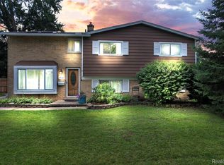 29525 Curtis Rd, Livonia, MI 48152