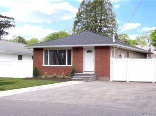19 Arlington St, Melville, NY 11747